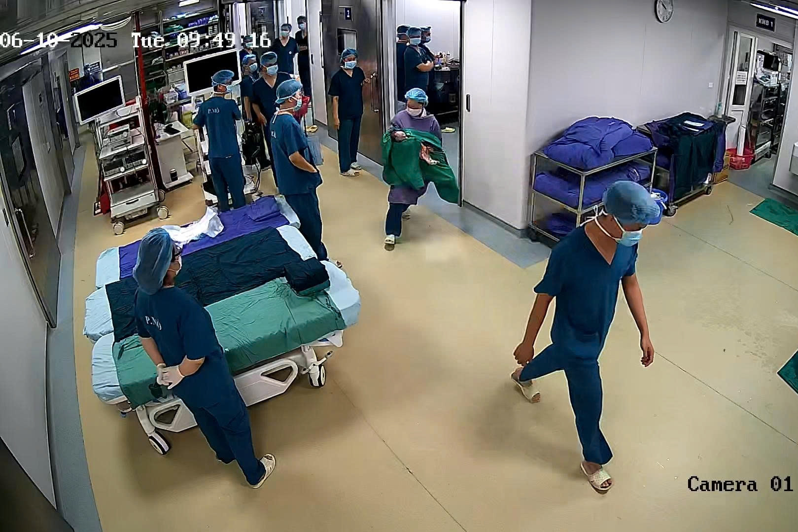 Bé trai sơ sinh tiên lượng nặng bật tiếng khóc đầu tiên, cả phòng mổ vỡ òa