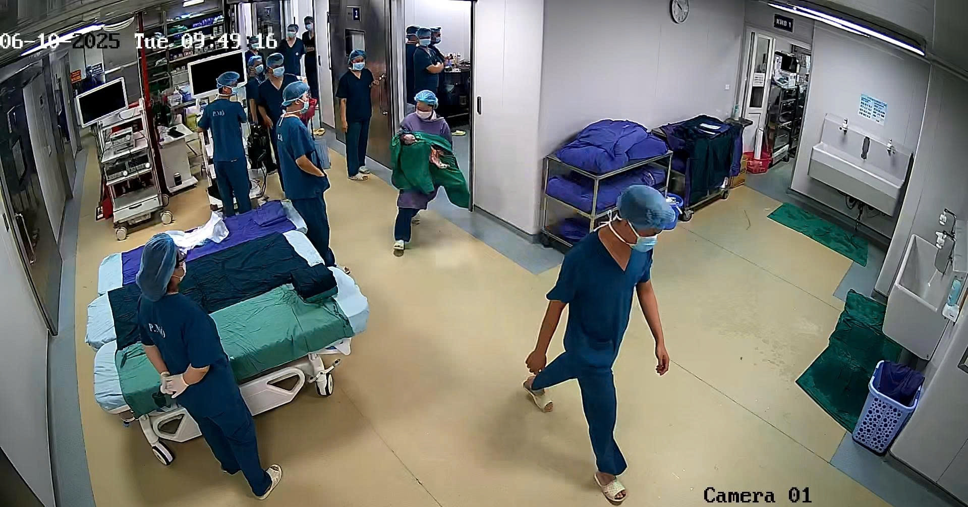 Bé trai sơ sinh tiên lượng nặng bật tiếng khóc đầu tiên, cả phòng mổ vỡ òa