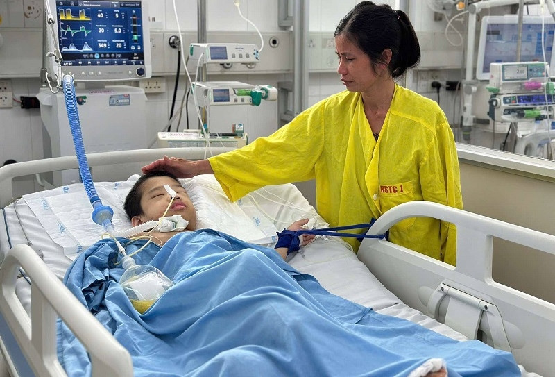 Cha mắc u gan, kinh tế kiệt quệ vẫn gắng cứu con bại não nguy kịch