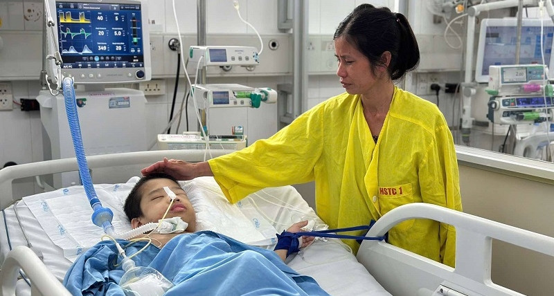 Cha mắc u gan, kinh tế kiệt quệ vẫn gắng cứu con bại não nguy kịch