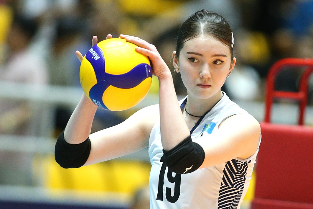 Chân dài bóng chuyền Kazakhstan gây sốt ở Hà Nội