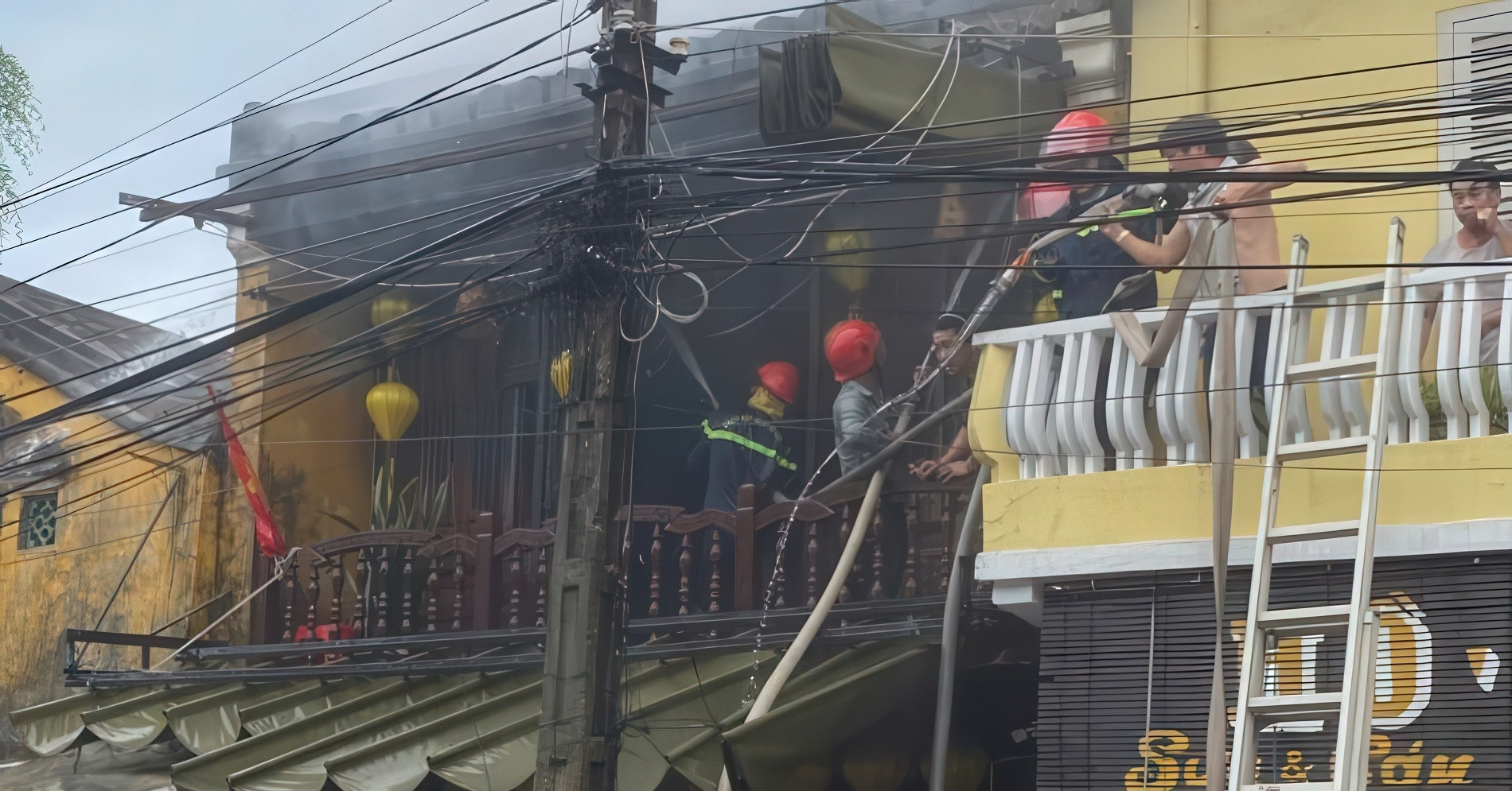 Cháy dữ dội ở cửa hàng lưu niệm giữa phố cổ Hội An