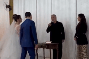 Chú rể ngất xỉu trong đám cưới vì nhan sắc gây bất ngờ của cô dâu