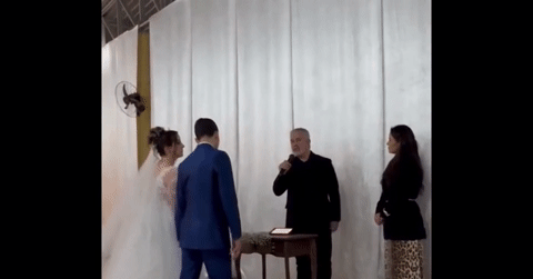 Chú rể ngất xỉu trong đám cưới vì nhan sắc gây ...
