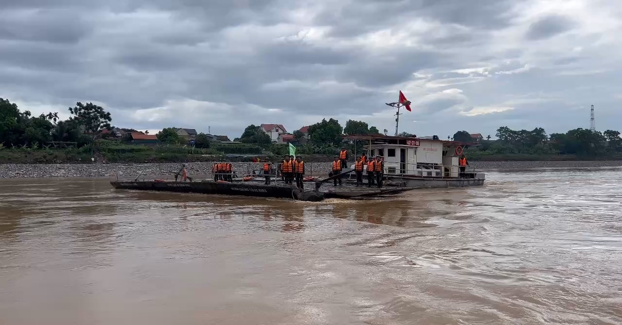 Clip công binh vận hành phà quân sự ở Phong Châu