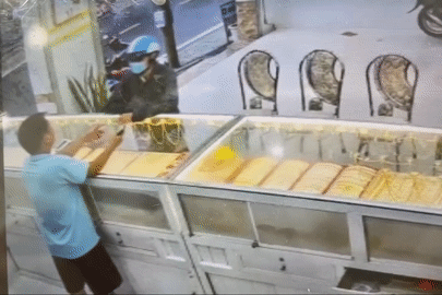 Clip người đàn ông cướp tiệm vàng ở Cà Mau