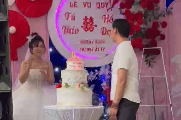 Cô dâu Huế khóc nức nở giữa đám cưới ngập nước vì lo khách không đến dự