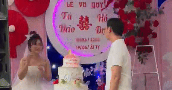 Cô dâu Huế khóc nức nở giữa đám cưới ngập nước vì lo khách không đến dự