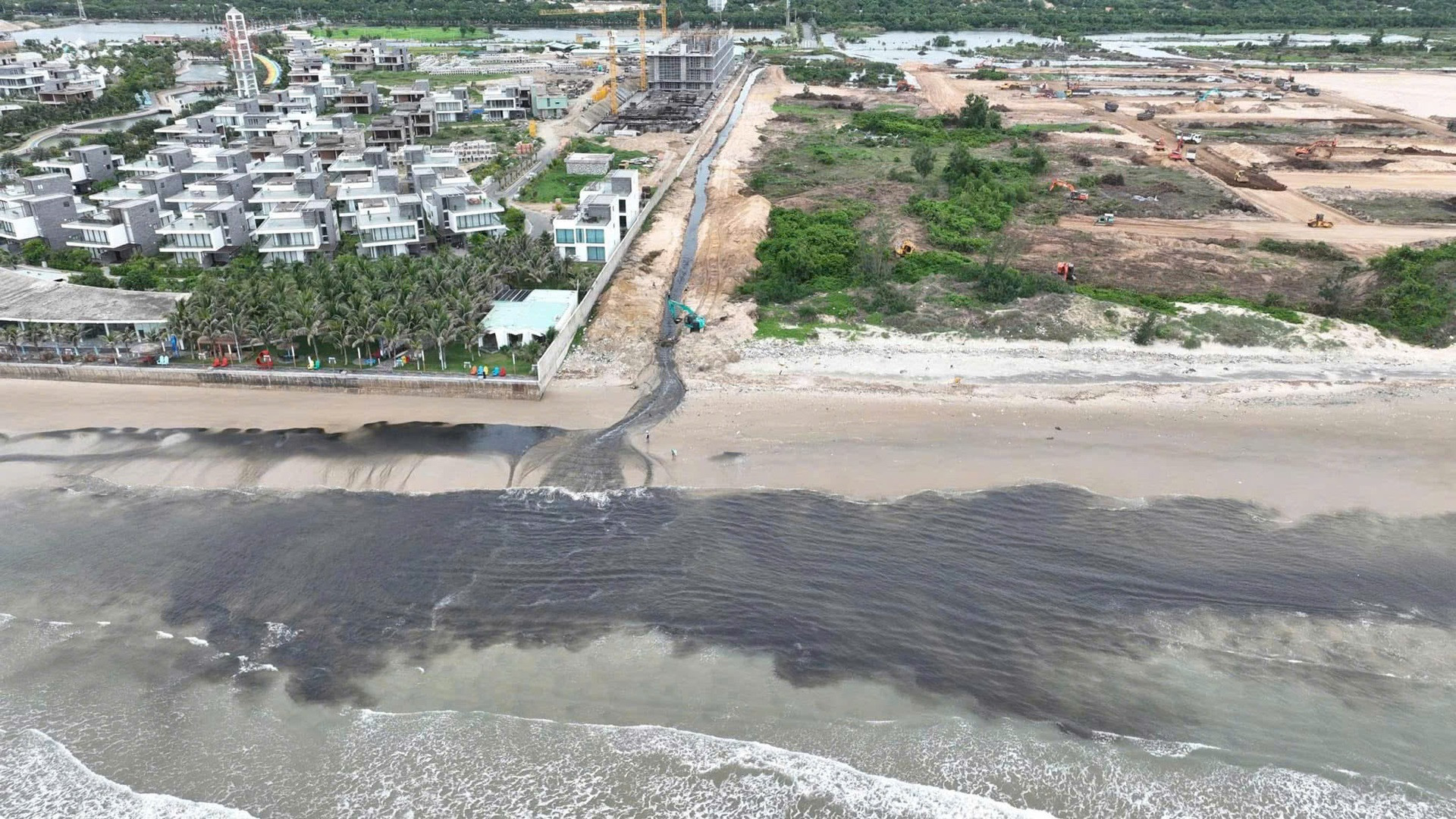 dòng nước đen kịt đổ ra biển Vũng Tàu.jpg