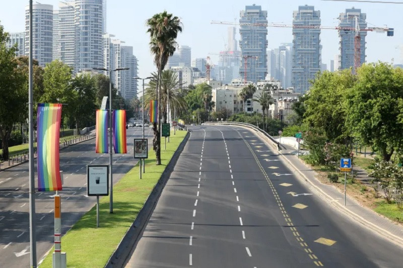 duong pho Tel Aviv vang tang.jpg