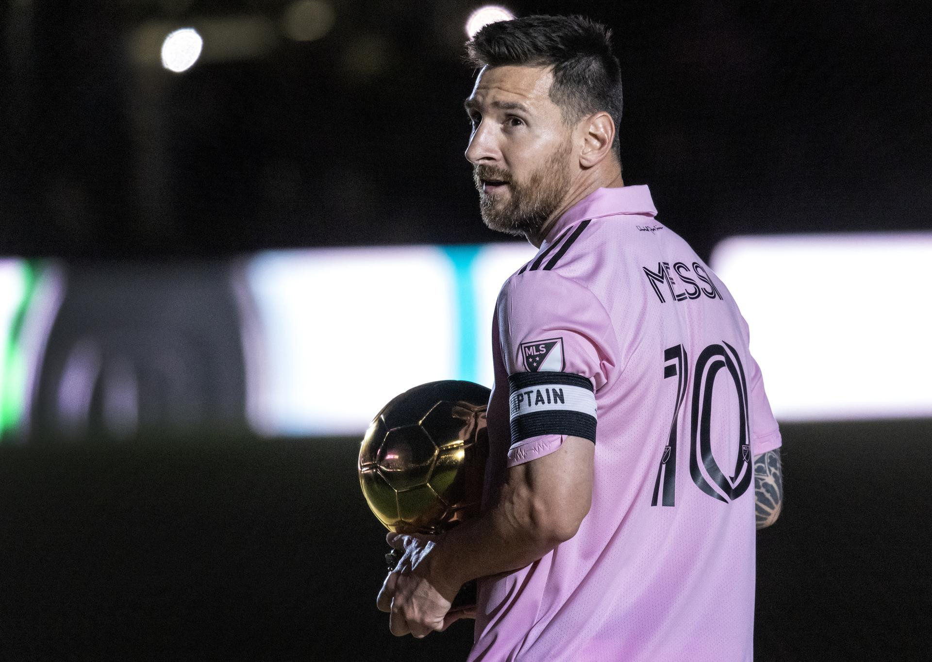 EFE - Messi Qua bong vang Miami.jpg