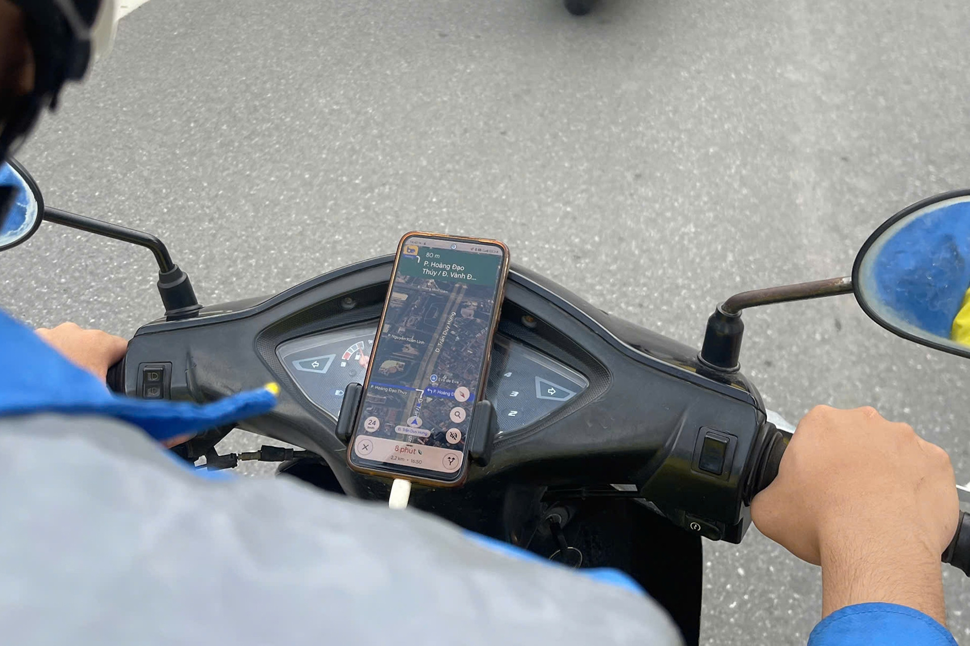 Gắn điện thoại trên xe máy khi tham gia giao thông có vi phạm luật?