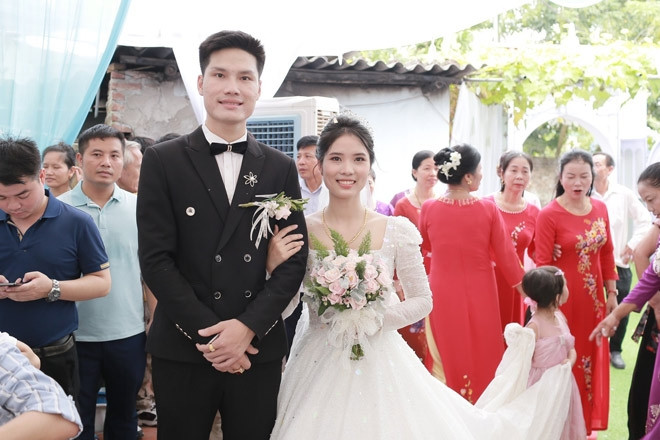 Hẹn hò qua ô cửa sổ, cặp đôi nhà sát vách ở Hà Nội có màn đón dâu thần tốc