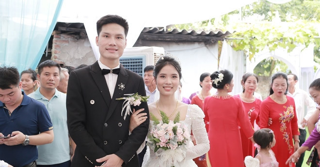 Hẹn hò qua ô cửa sổ, cặp đôi nhà sát vách ở Hà Nội có màn đón dâu thần tốc