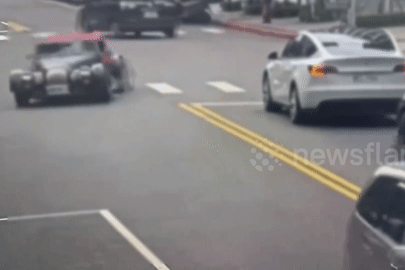 Khoảnh khắc xe cổ gần 5 tỷ đồng mất lái đâm liên tiếp 2 ô tô chờ đèn đỏ