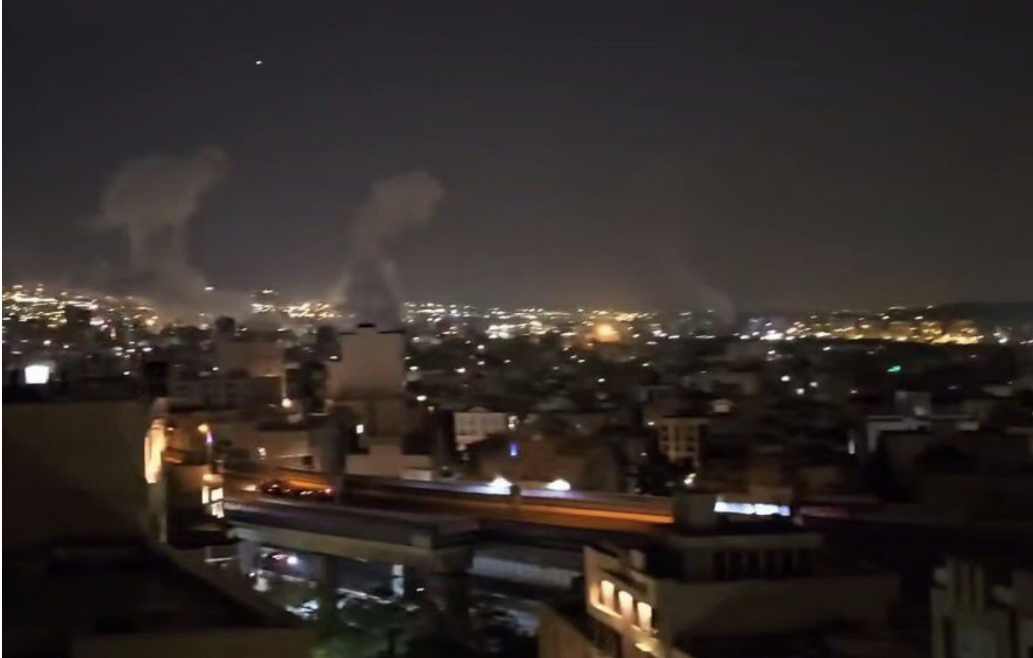 Khói bốc lên từ một khu vực ở Iran sau khi bị Israel không kích. Ảnh: IRNA