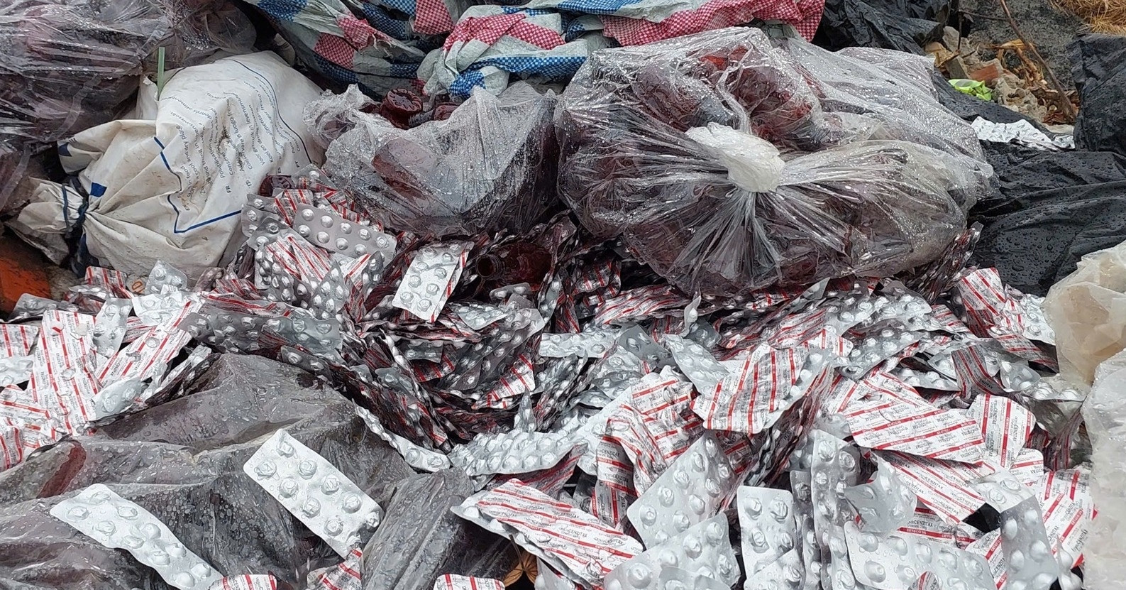 Lộ diện lỗ hổng giám sát tiêu hủy vụ trăm vỉ thuốc còn hạn sử dụng vứt ở đường