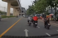 Lời khai của thanh niên áo cam đạp đổ xe máy đang chạy trước đầu ô tô ở Thủ Đức