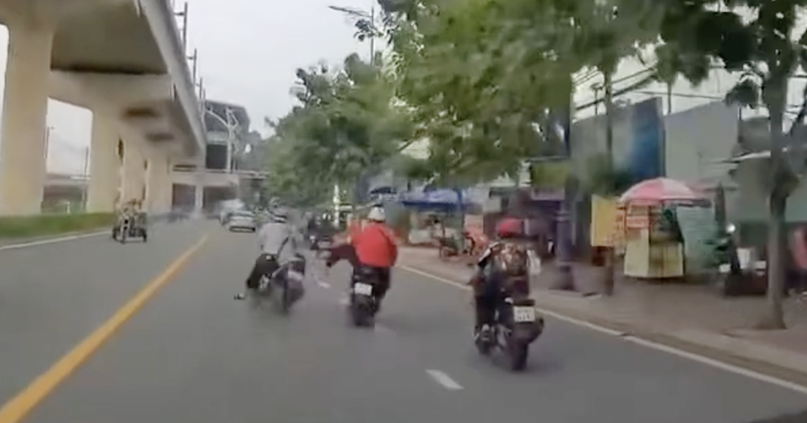 Lời khai của thanh niên áo cam đạp đổ xe máy đang chạy trước đầu ô tô ở Thủ Đức