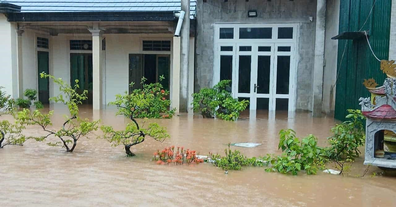 Lội nước cùng con gái chống mưa lũ, người bố bất ngờ bị điện giật tử vong