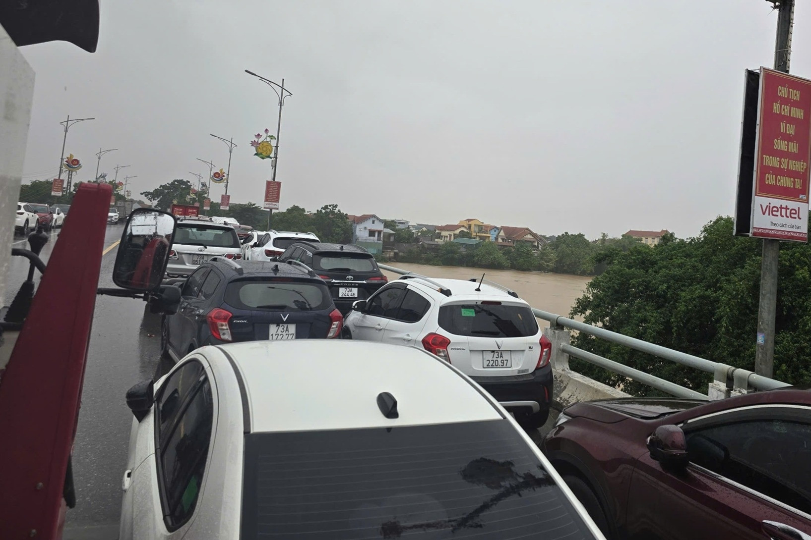 Mưa như trút, người dân ở 'rốn lũ' Quảng Bình đưa ô tô lên cầu tránh ngập lụt