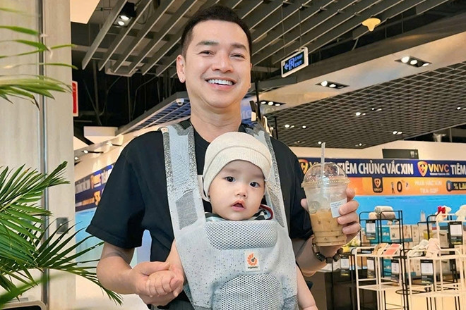 Nghệ sĩ Quang Minh U70 cần mẫn chăm con mọn, Diệp Lâm Anh tự tin khoe dáng