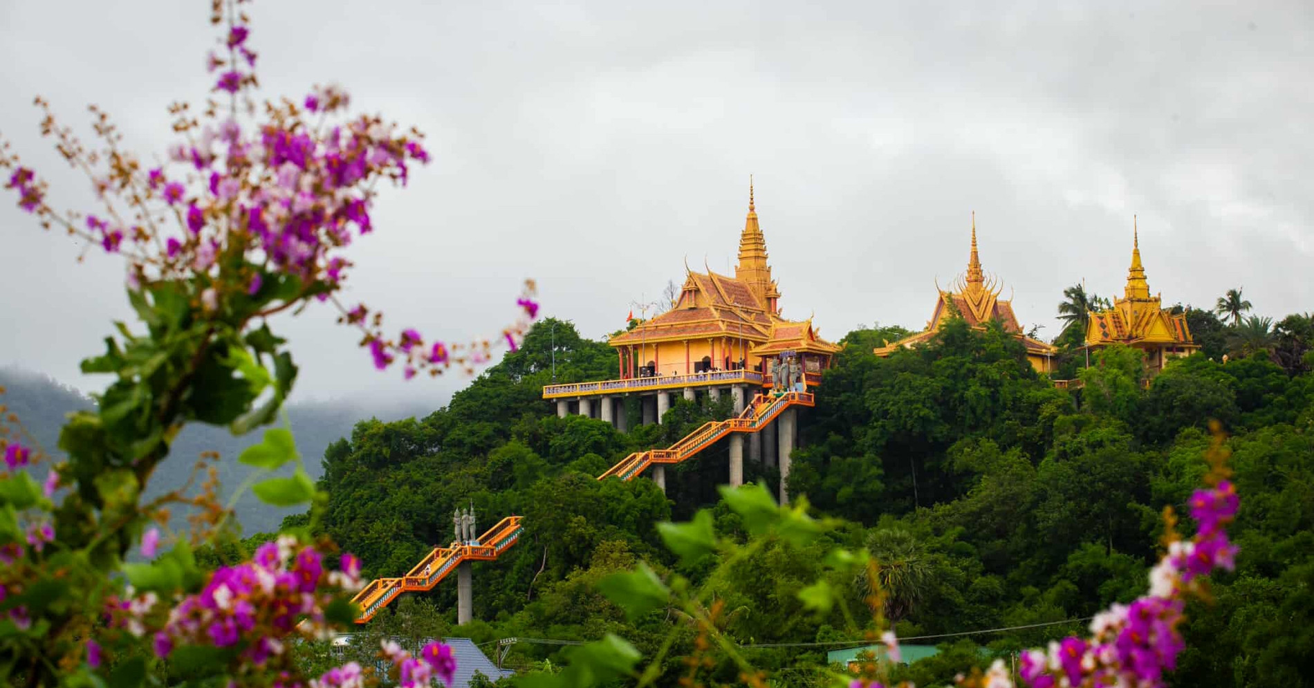 Ngôi chùa ở An Giang như 'lơ lửng trên cao', khách leo 240 bậc đến chiêm bái