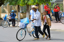 Niềm vui của học sinh nghèo Raglay ở miền núi Khánh Hòa