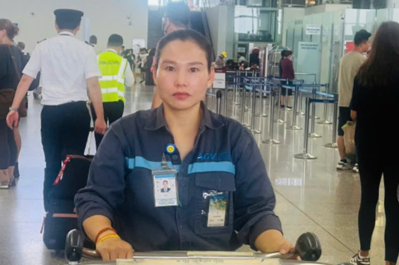 Nữ nhân viên sân bay Nội Bài phát hiện bọc đen trên xe đẩy lúc nửa đêm