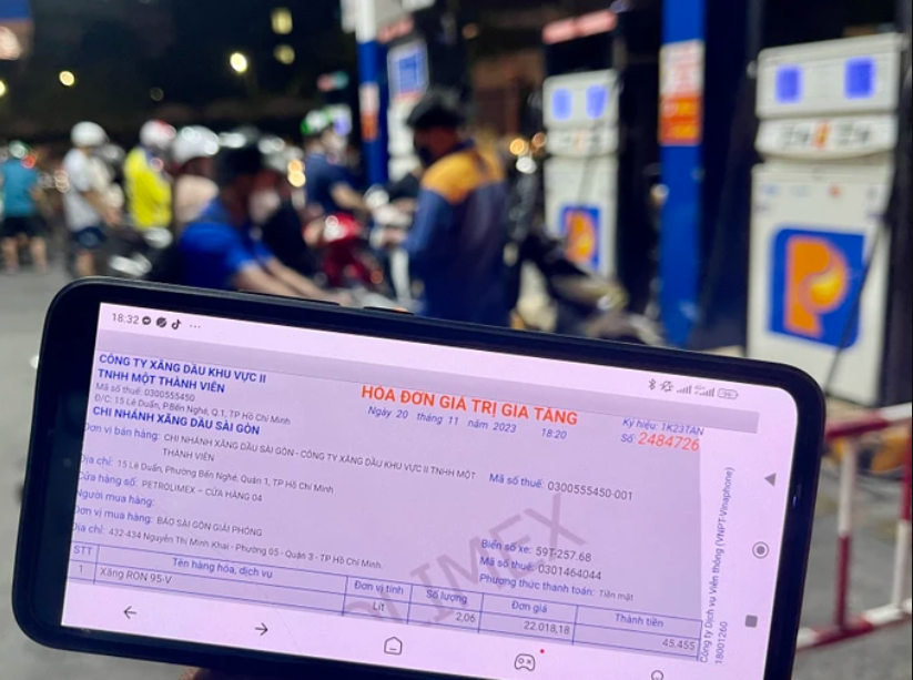 petrolimex xuat hoa don dien tu cho khach mua hang.png