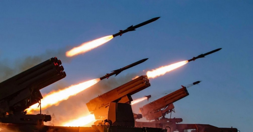 Pháo phản lực phóng loạt Grad BM-21 Nga "ra đòn" hủy diệt kho đạn Ukraine