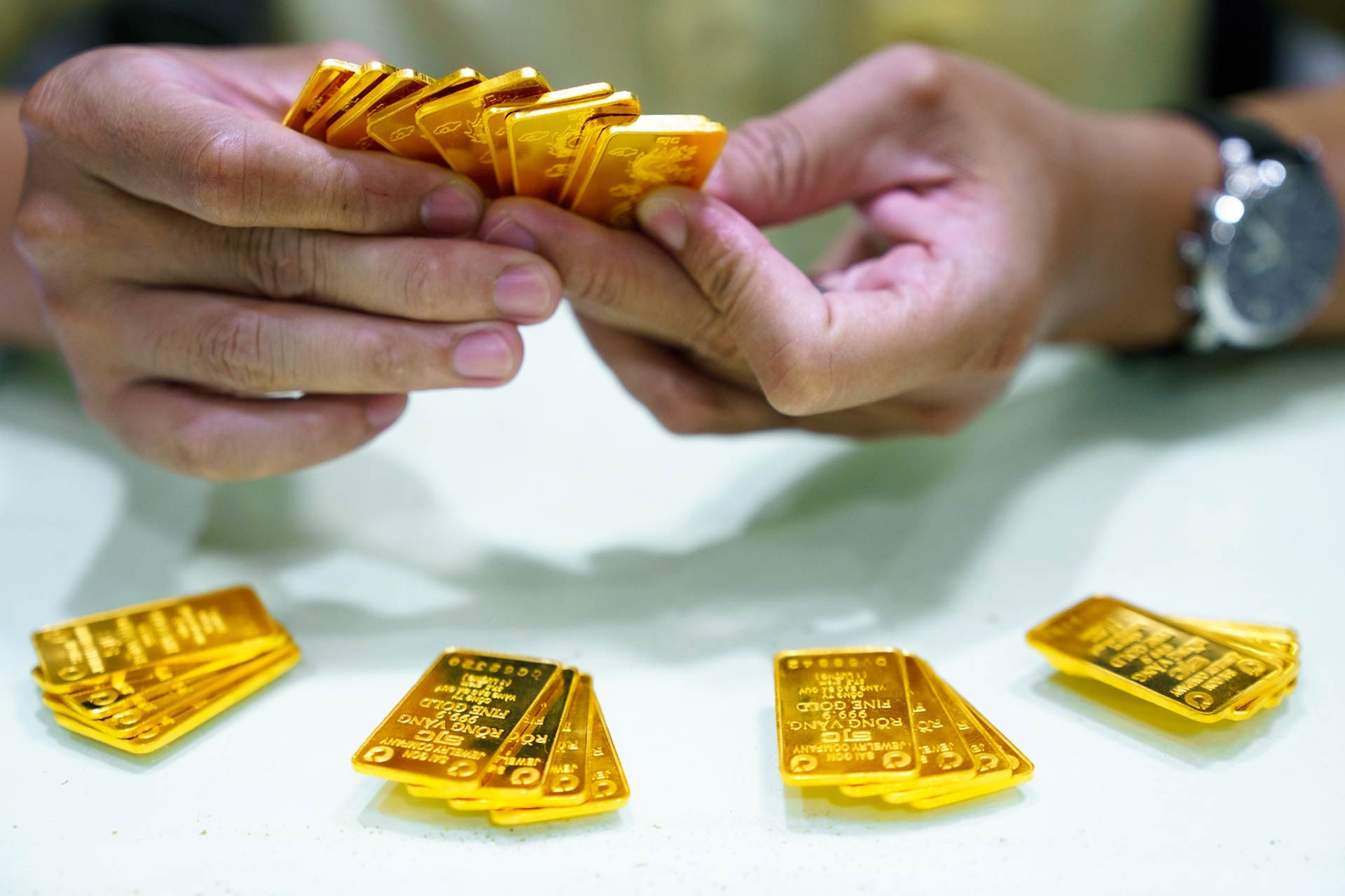 Sau thanh tra, Ngân hàng Nhà nước muốn mua bán vàng từ 20 triệu đồng phải chuyển khoản