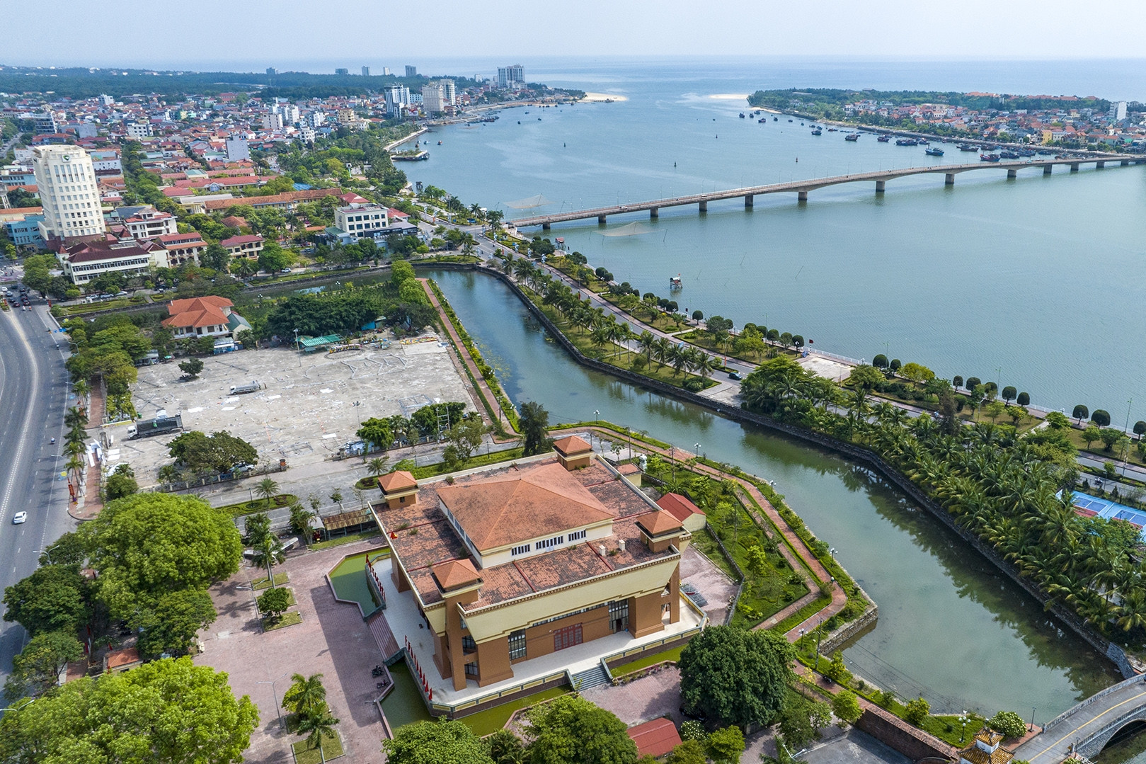 Sửa Hiến pháp: Lý do không thể giữ các thành phố, thị xã thuộc tỉnh như cấp cơ sở