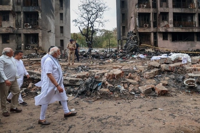 Thủ tướng Ấn Độ tới hiện trường vụ rơi máy bay, thăm hỏi người sống sót duy nhất