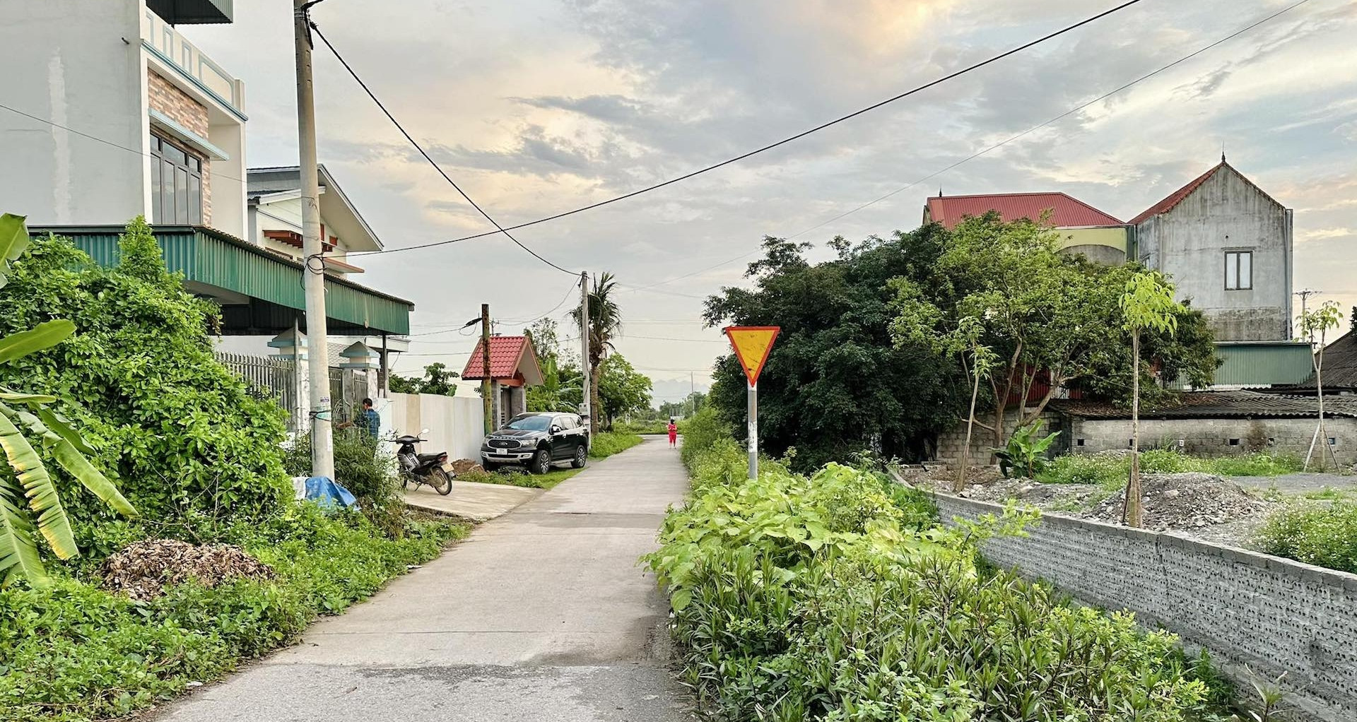 Tự ý xây nhà vượt diện tích đất ở có được chuyển đổi để cấp sổ đỏ?