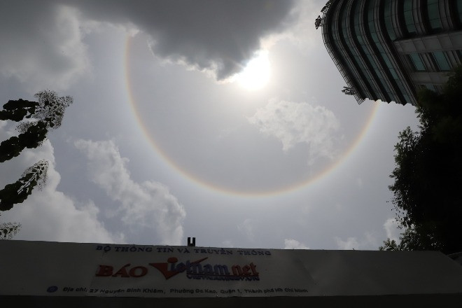 Vầng hào quang mặt trời tuyệt đẹp xuất hiện tại TPHCM