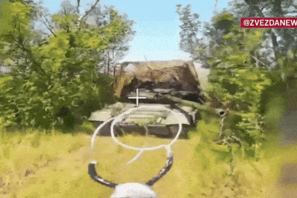 Video UAV cảm tử Nga bắn cháy xe tăng T-72 của Ukraine giữa rừng cây