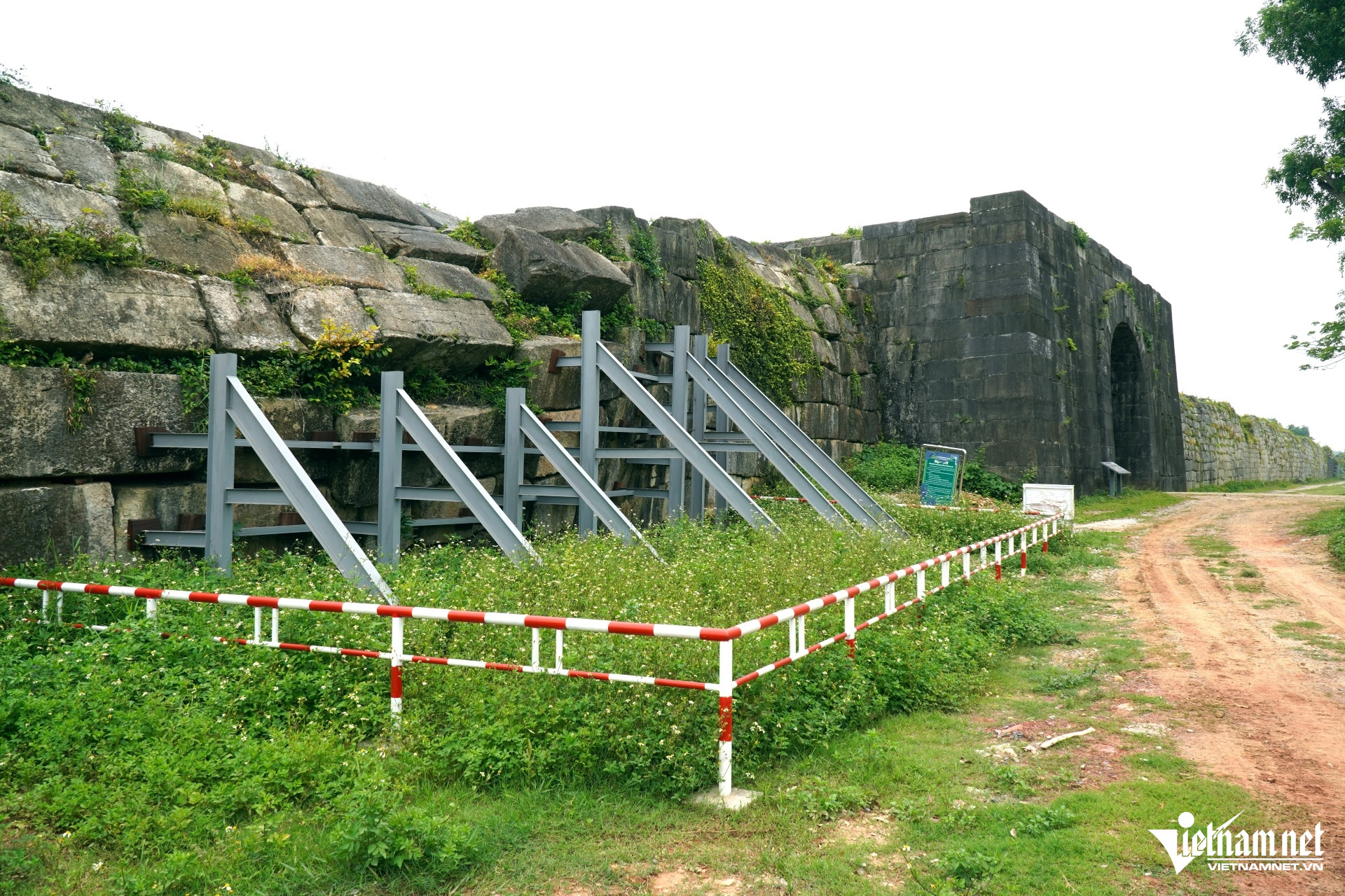 W-a3Gia cố 16 đoạn tường thành nhà Hồ bị sạt.JPG.jpg