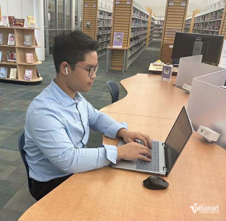 W-Phạm Đăng Hưng làm việc tại thư viện.jpg