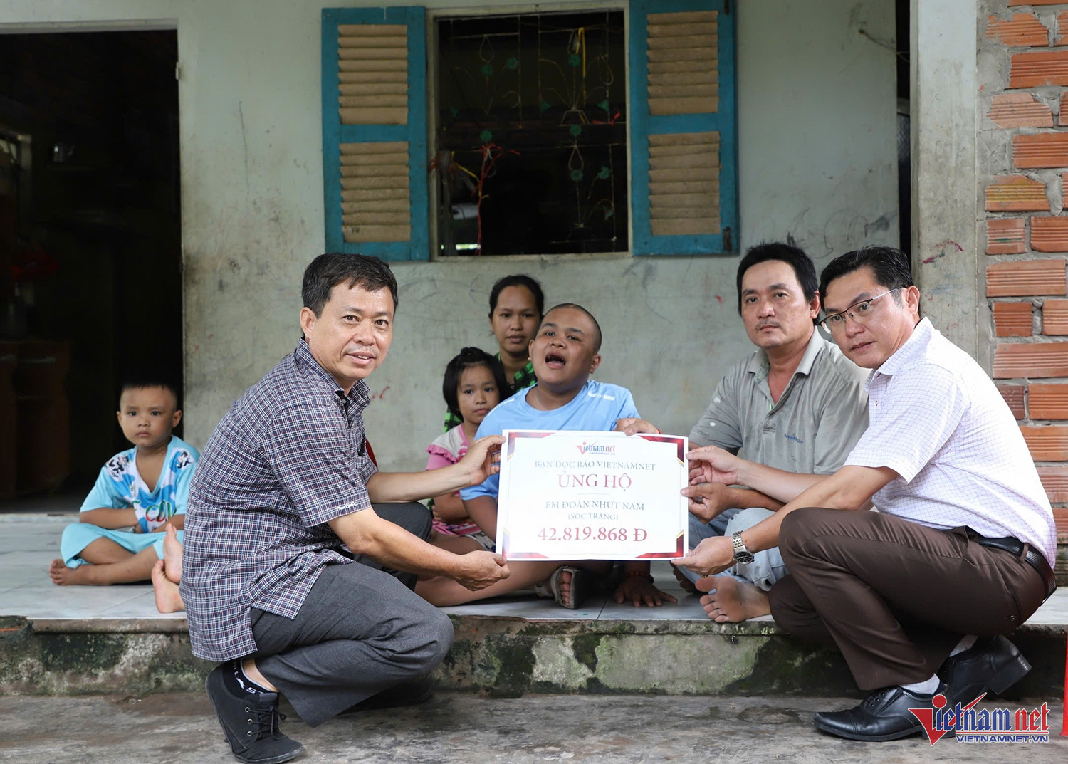 W-trao tiền bé Nam.jpg