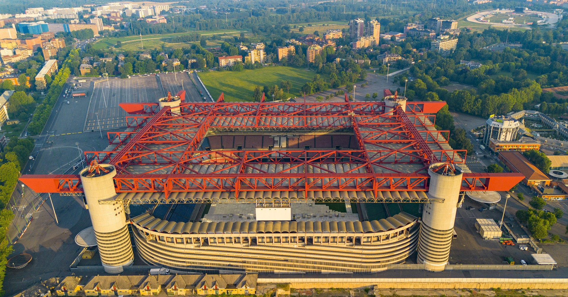 Bất ngờ với sân vận động San Siro 99 tuổi của hai đội bóng thành Milan