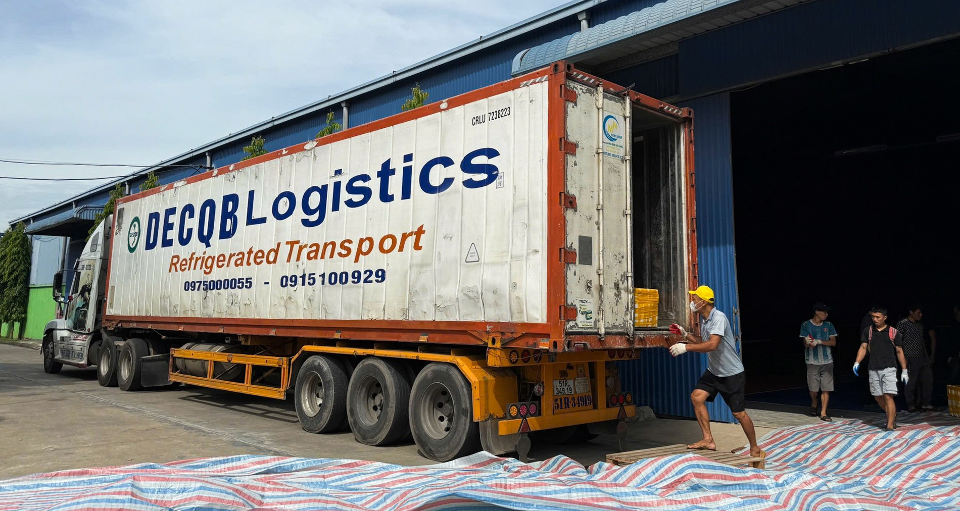 Cảnh sát kiểm tra xe container, phát hiện sự thật về 20 tấn hàng nội tạng