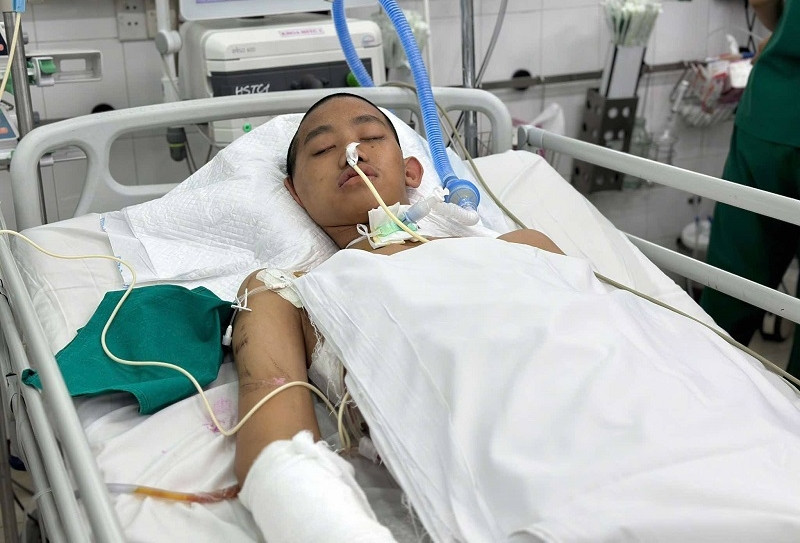 Con trai nguy kịch, bố đơn thân còng lưng gánh nợ, tính bán nhà cứu con