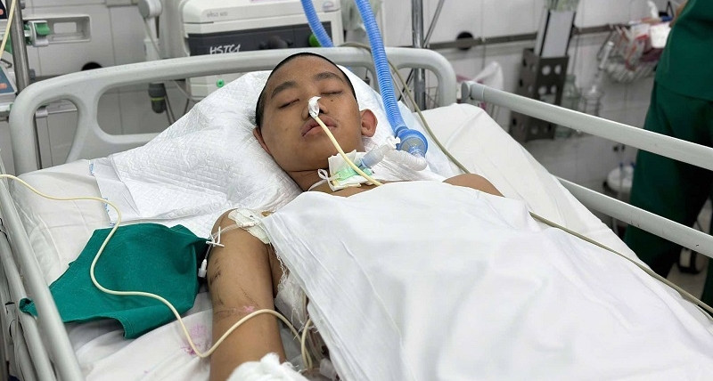 Con trai nguy kịch, bố đơn thân còng lưng gánh nợ, tính bán nhà cứu con