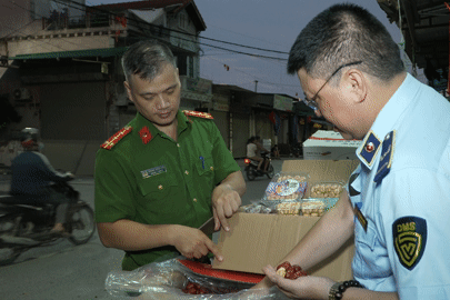 Công bố hình ảnh hàng chục thùng kẹo socola, táo đỏ không rõ nguồn gốc ở Hà Nội
