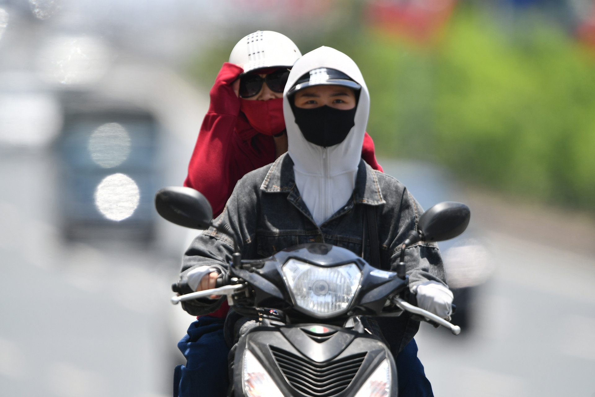 Hà Nội bất ngờ nắng nóng đến 37 độ chỉ 1 ngày, rồi lại mưa giông hạ nhiệt