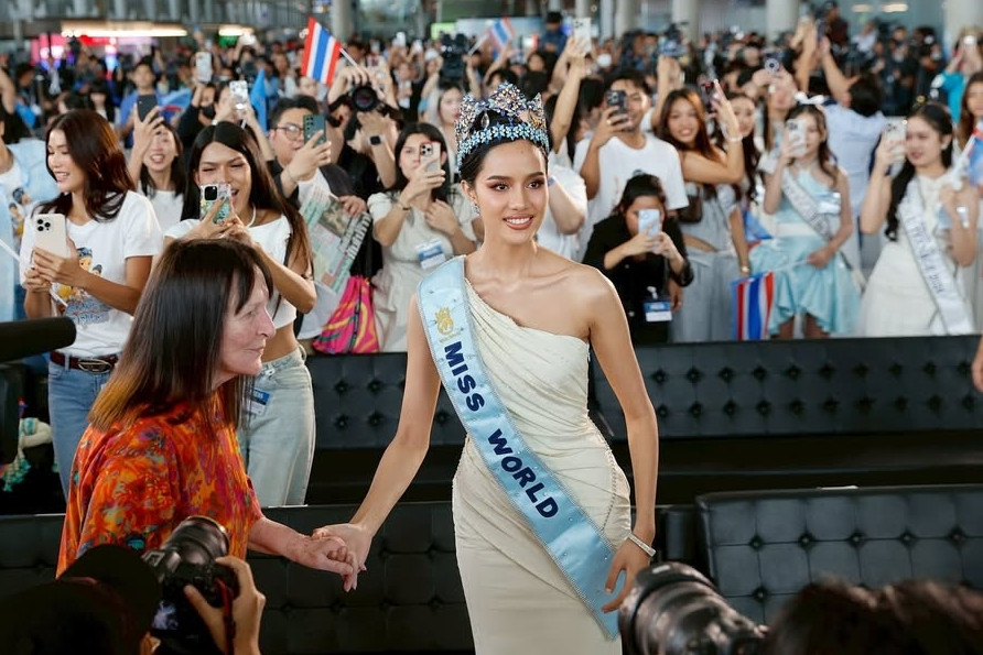 Hàng nghìn người hò reo tại sân bay đón Hoa hậu Thế giới 2025 về nước