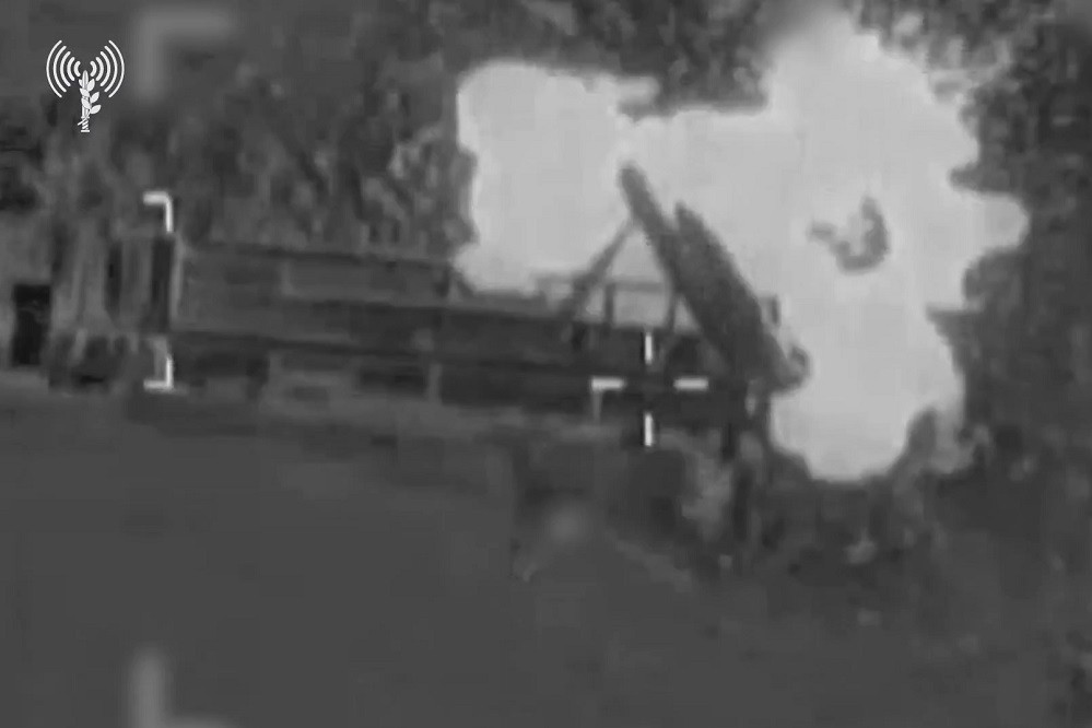 Không quân Israel tập kích loạt xe phóng tên lửa đạn đạo của Iran