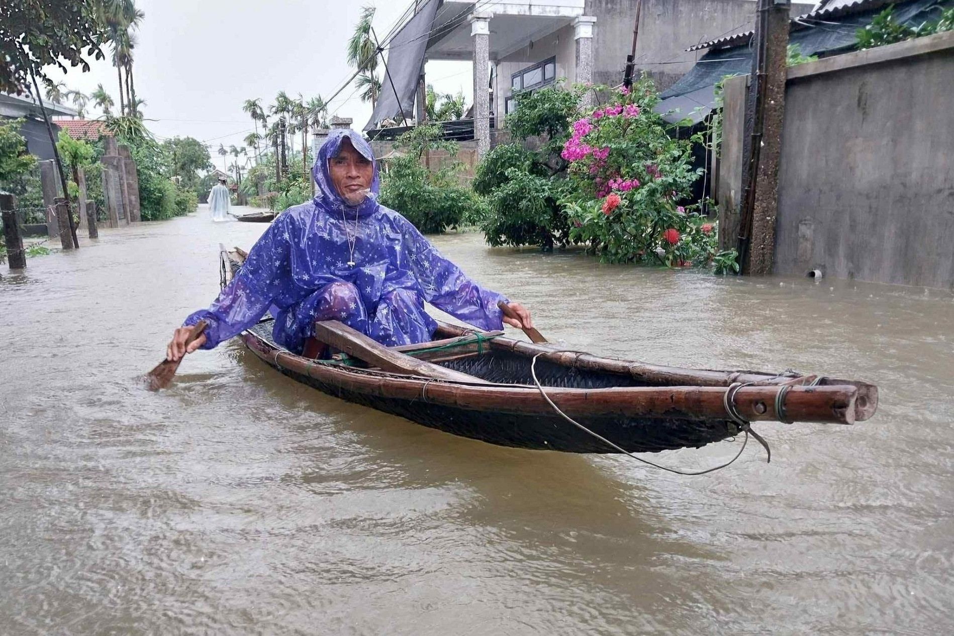 Lật thuyền khi đi xây lăng mộ, 2 người tử vong