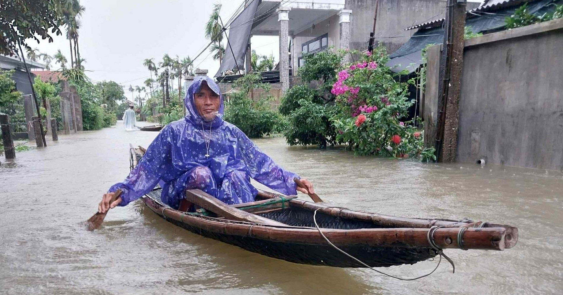 Lật thuyền khi đi xây lăng mộ, 2 người tử vong